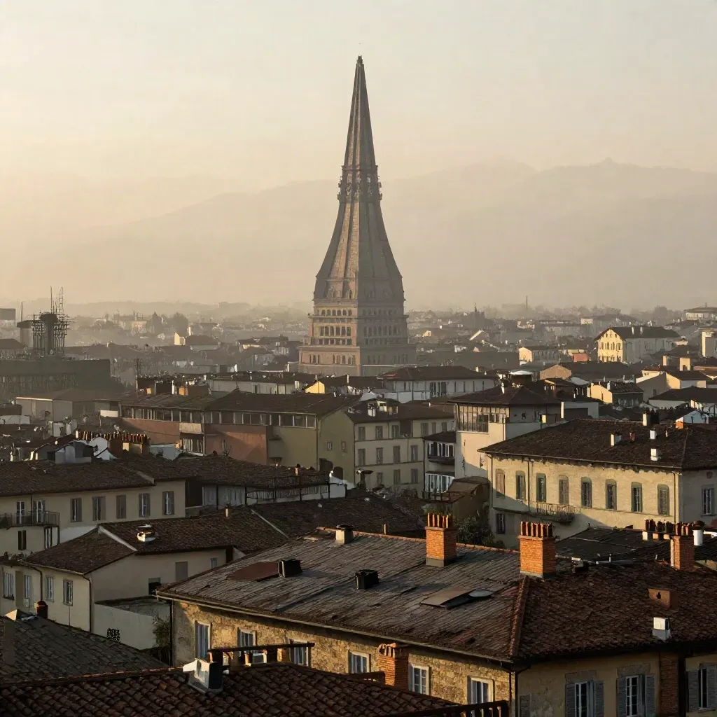 La Mole Antonelliana emerge nella nebbia sopra i tetti di Torino all’alba.